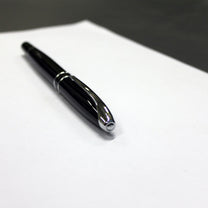 Stylo plume à agrafe argentée